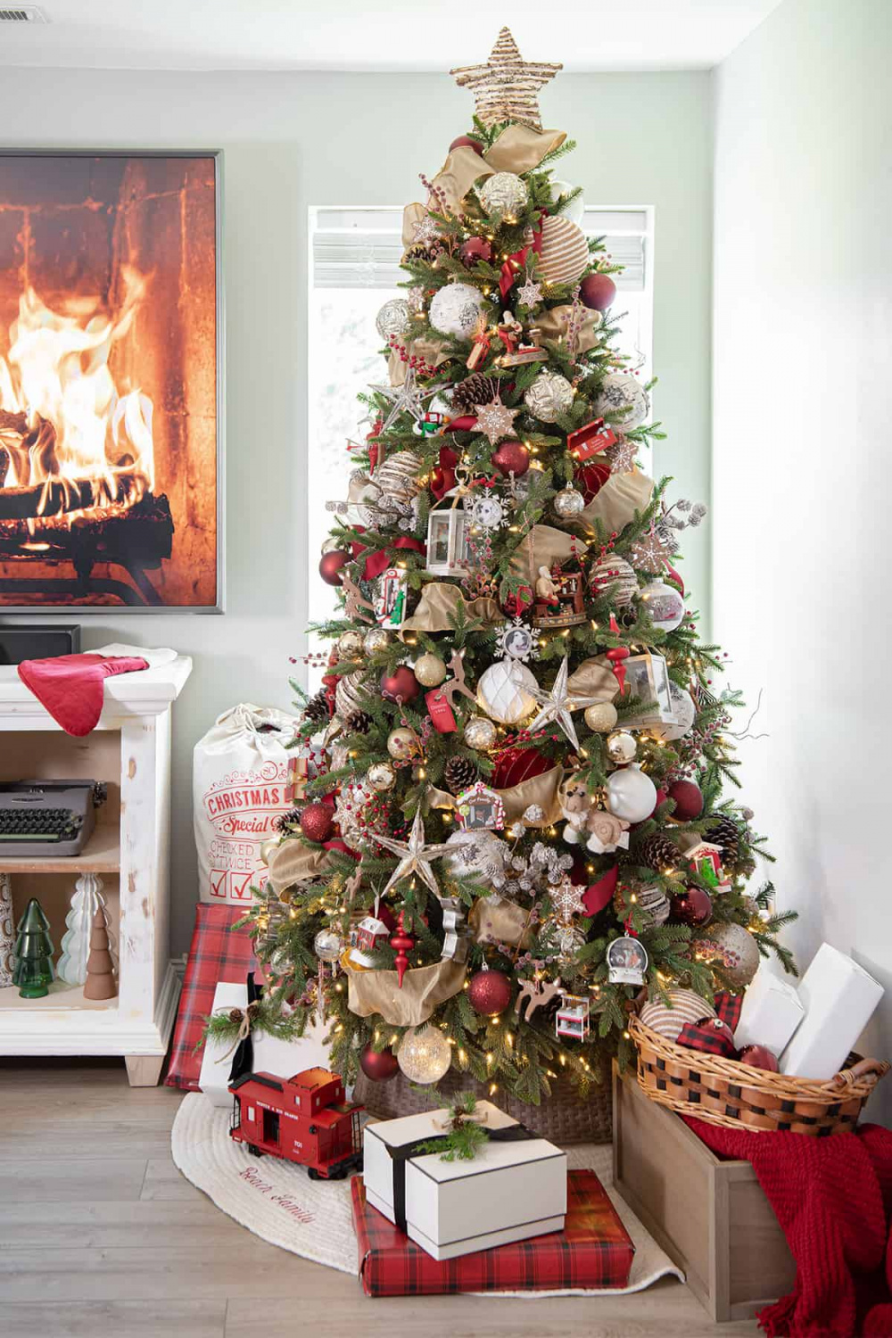 Cozy Red and Gold Christmas Tree Decorating Ideas • Craving Some