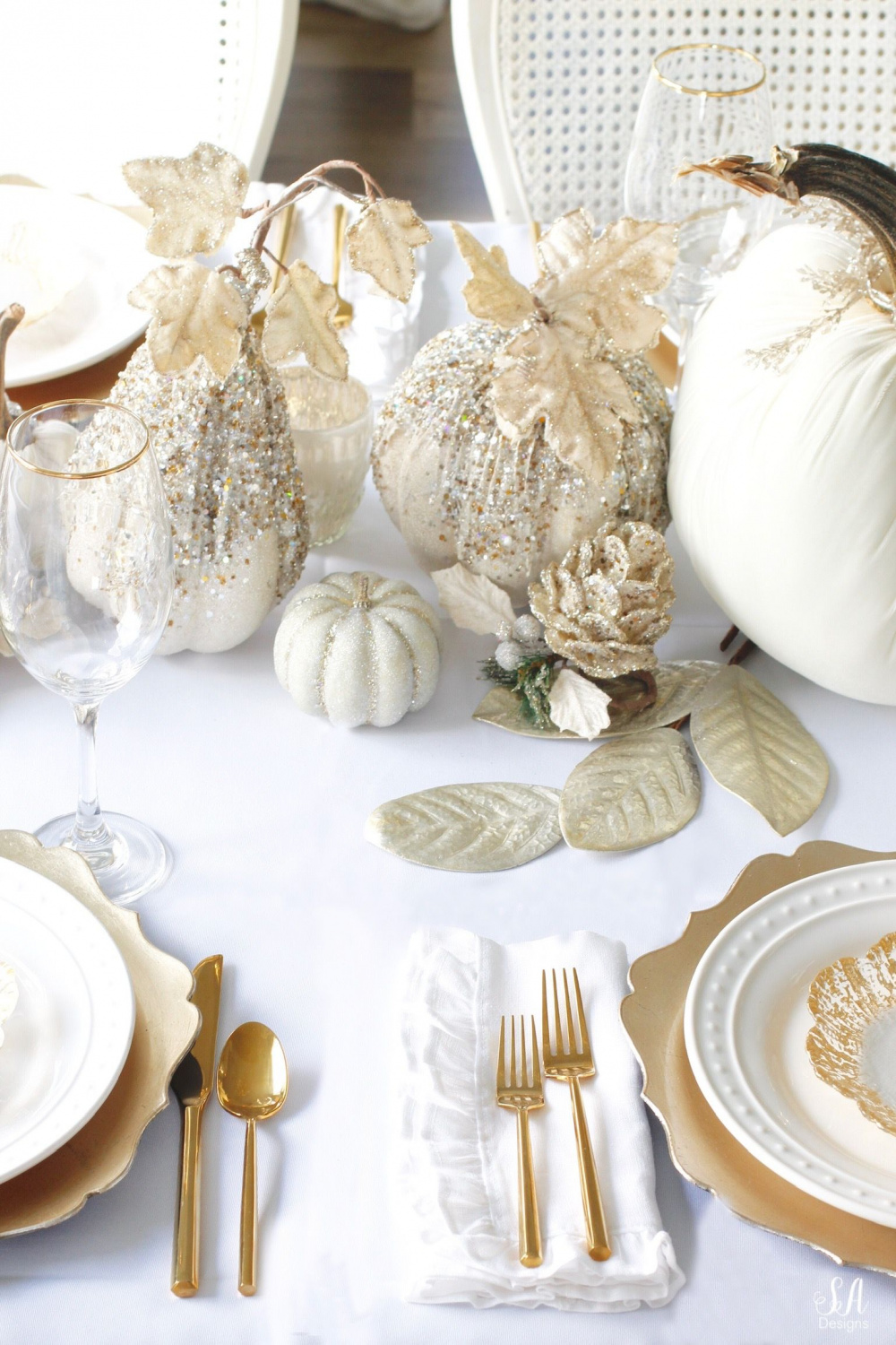 Elegant Thanksgiving Table In White & Gold  Thanksgiving table