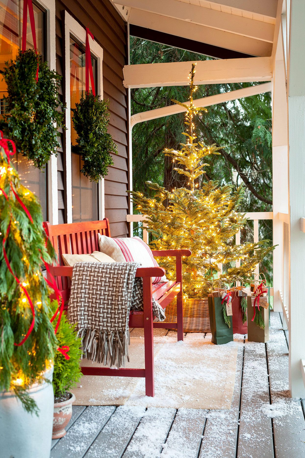 Outdoor Christmas Decorating Ideas to Really Bring the Cheer