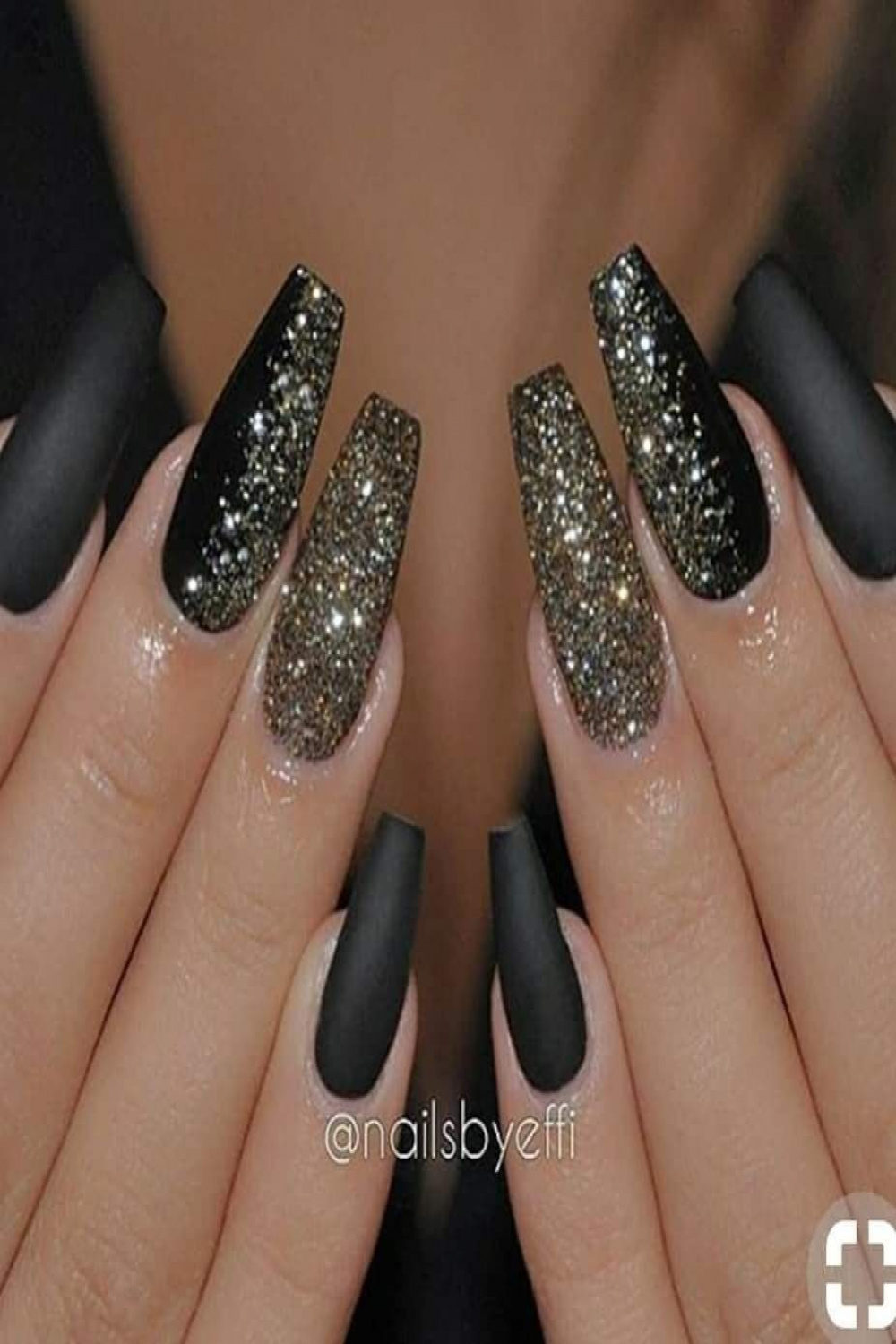 Zwart & Goud  Gel nails, Nail designs, Gorgeous nails