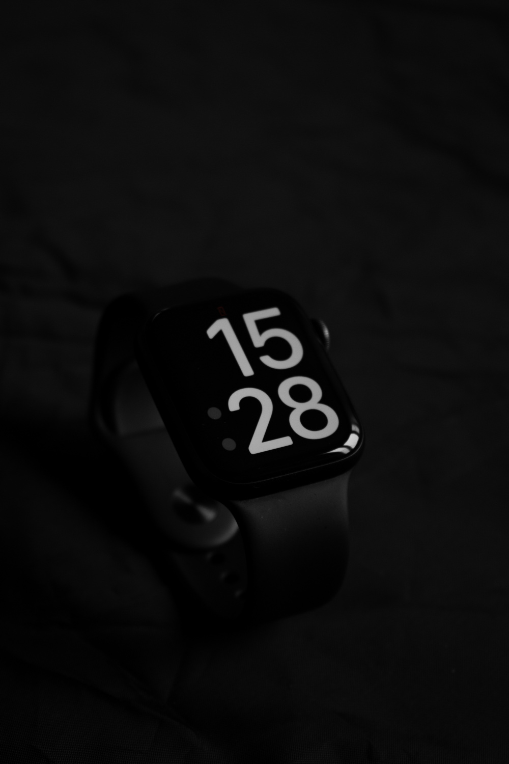 An apple watch with the time displayed on it photo – Free Dark