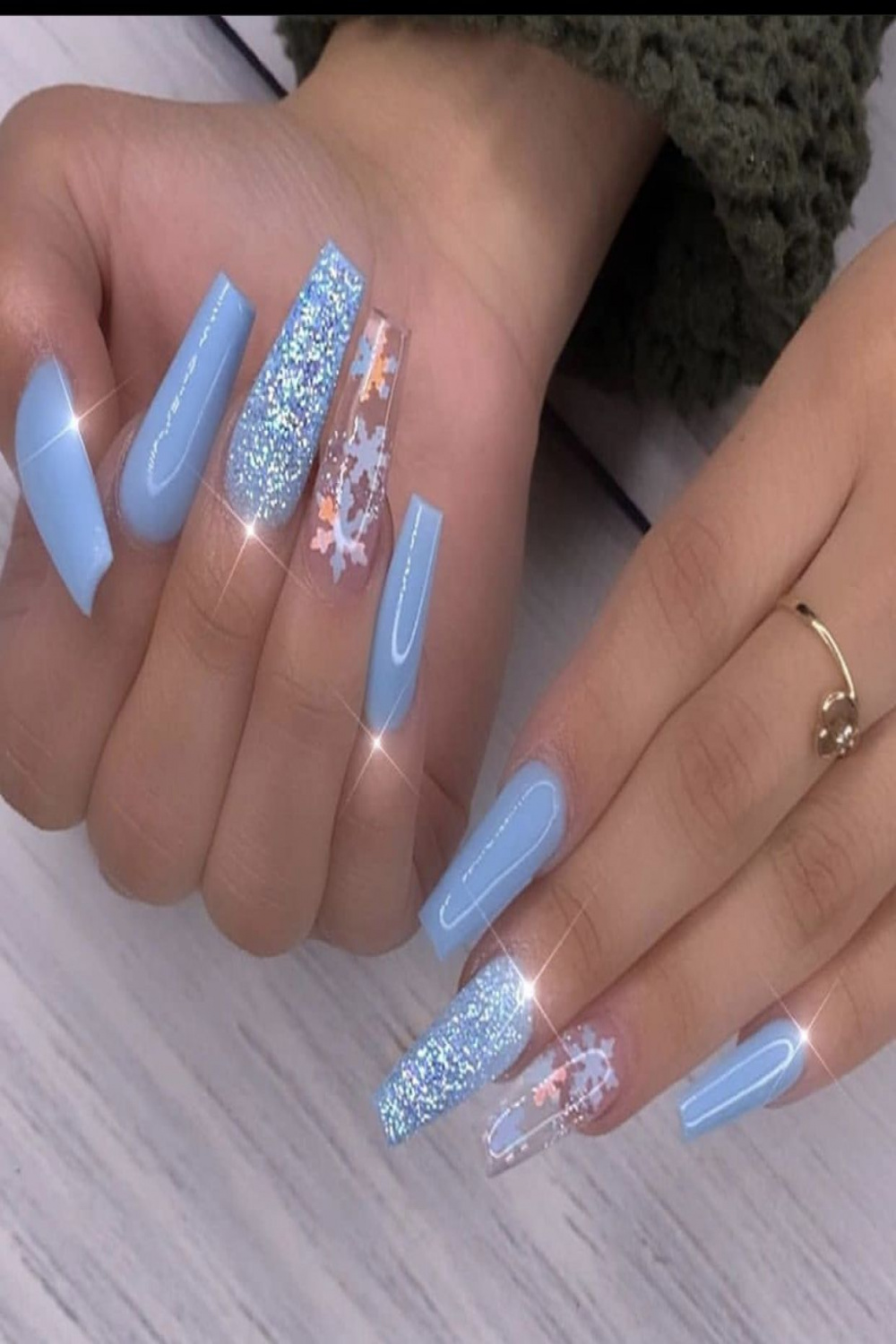 blue #winter #nails  Christmas nails, Acrylic nails coffin short