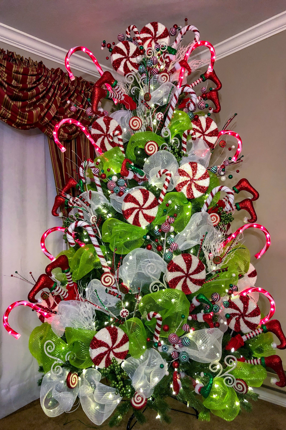 Grinch-themed Christmas Tree  Christmas tree themes, Creative