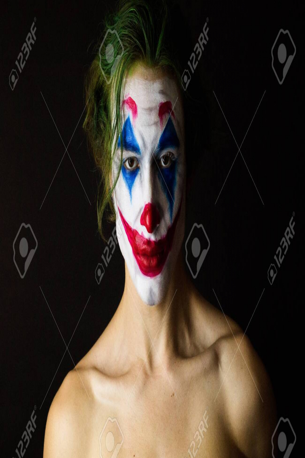 Porträt Eines Mannes Mit Clown-Make-up Und Grünen Haaren