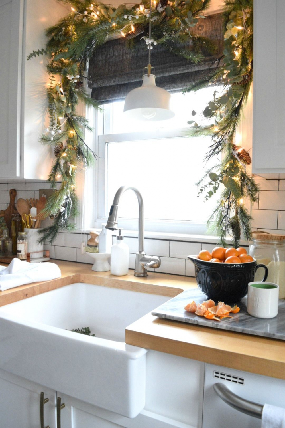 These  Christmas Window Decor Ideas Pack a Festive Punch