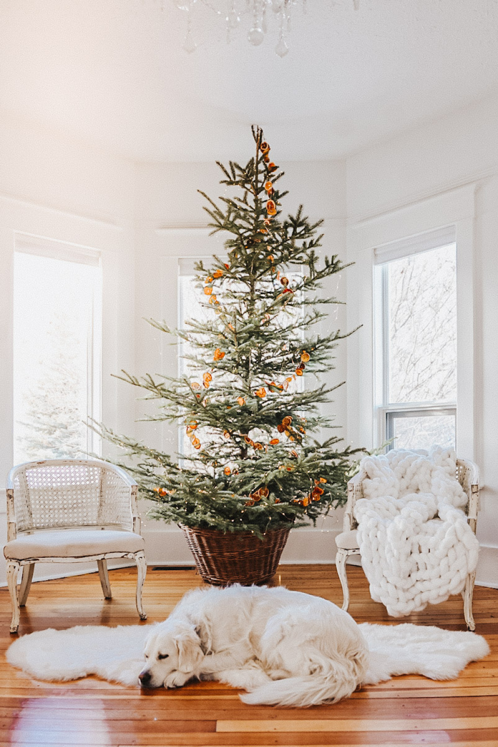 Ways to Decorate a Minimal Christmas Tree  B Vintage Style