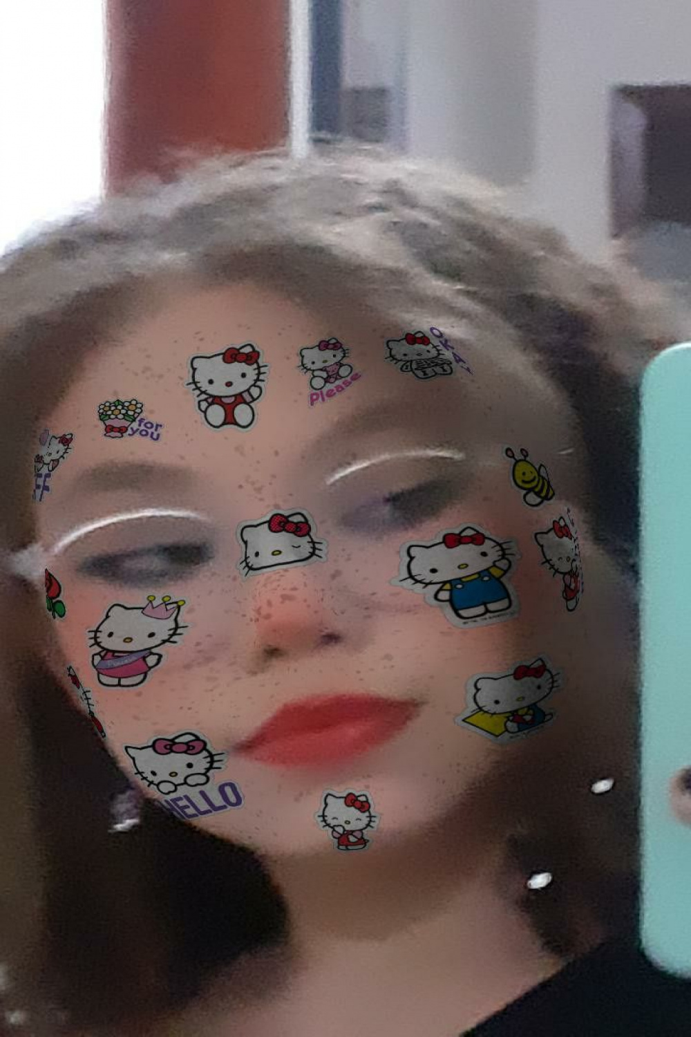 Foto zuada de garota aesthetic com filtro hello Kitty 🌷  Garotas