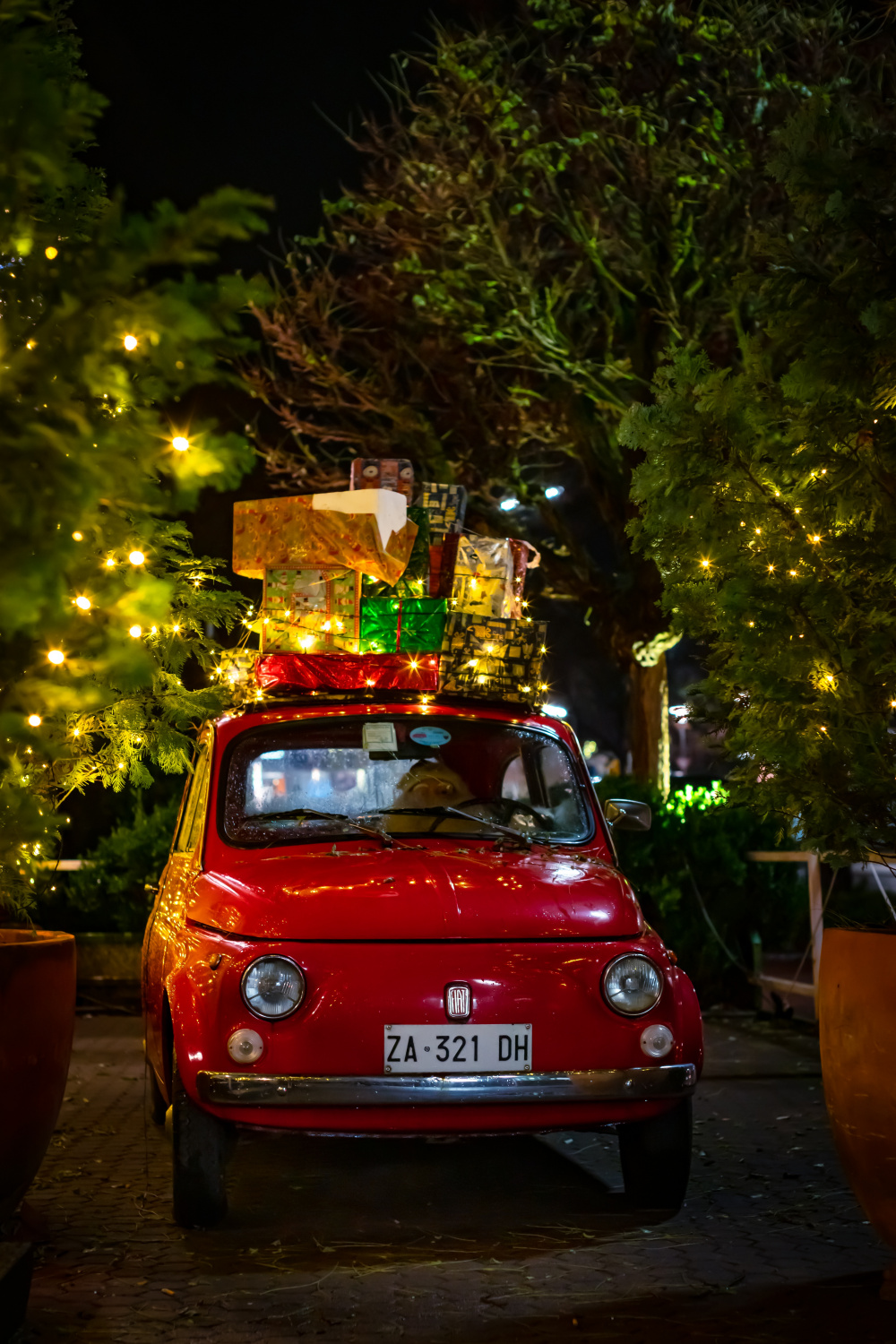 Foto zum Thema Klassischer roter FIAT  mit Weihnachtsboxen oben