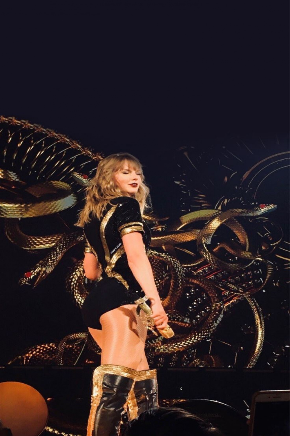 Taylor Swift - reputation tour - wallpapers / lockscreens  Taylor